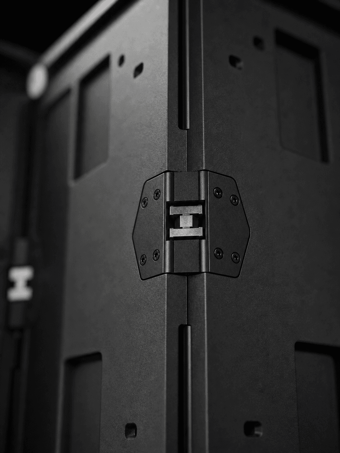 Close view of the NDoorPutt central folding structure.